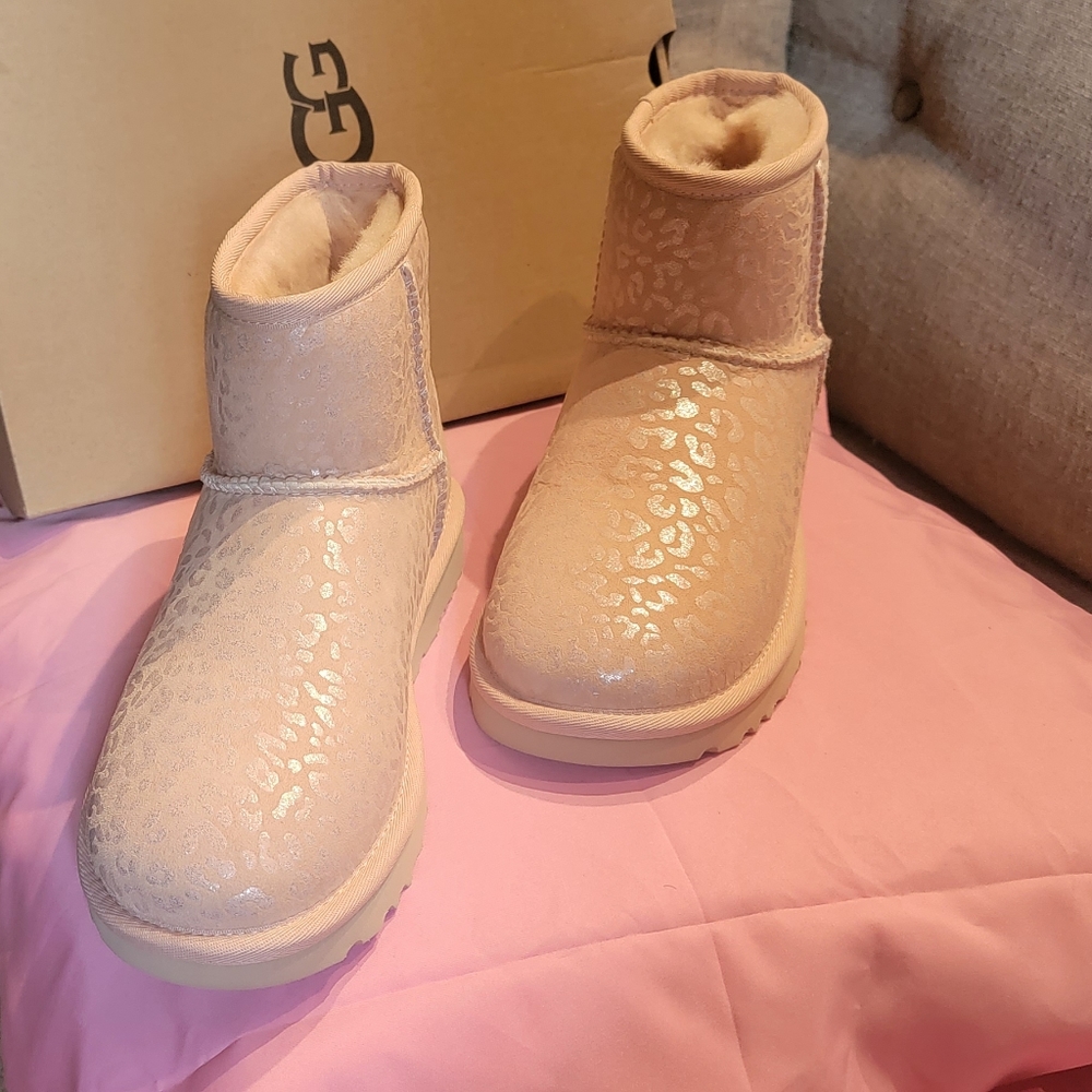 Ugg boots NWT size 7 soft pink metallic suede